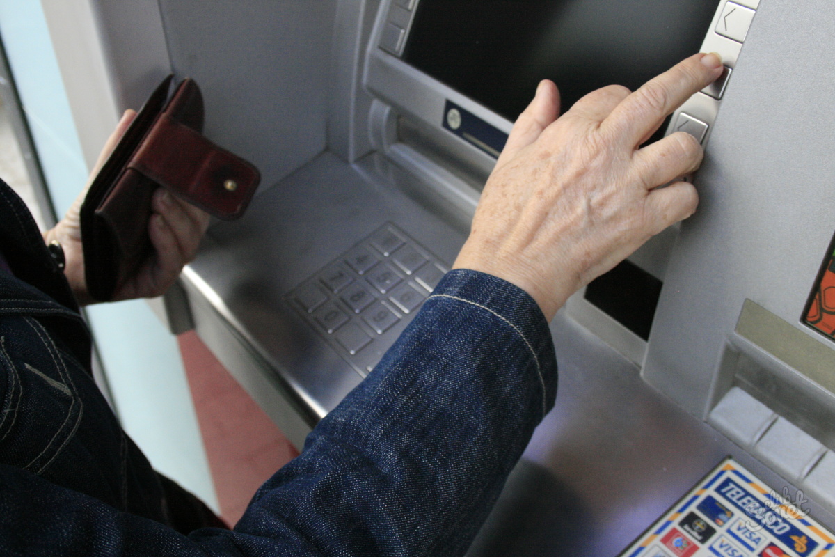 Что делать, если карточку «зажевал» банкомат: инструкция